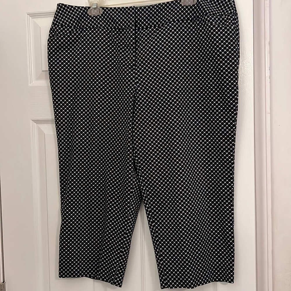 Capris. Black & White. Worthington. New without tags. 18W.